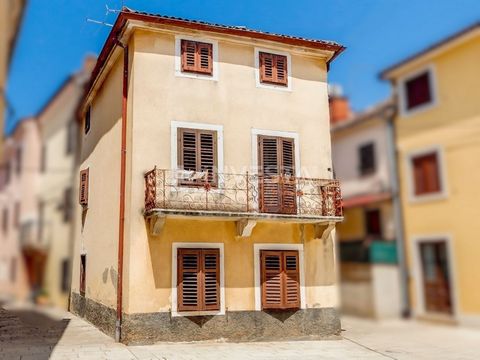 Location: Istarska županija, Fažana, Fažana. Fažana, Haus im historischen Zentrum, 50 m vom Meer entfernt Zum Verkauf steht ein altes Steinhaus im Herzen von Fažana mit einer Grundfläche von 48 m². Das Haus erstreckt sich über drei Etagen und hat zus...