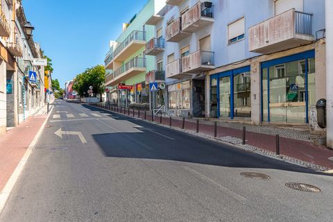 Located in Oeiras. Commercial Store in the Historic Center of Oeiras Located in one of the busiest streets in the historic center of Oeiras, this store of approximately 125m² offers a unique opportunity for those who want to open a café or any other ...