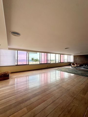 Espacio y confort en el corazón de Leme. Este gran apartamento de 465m² ofrece un ambiente acogedor con 4 dormitorios, 1 suite y 3 baños que satisfacen perfectamente las necesidades de toda la familia. La espaciosa sala de estar es ideal para reunirs...