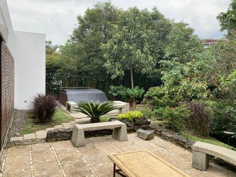 Casa campestre en venta en Envigado, en el sector de la Loma de las Brujas, excelente ubicación.en un sector de exclusivas casas independientes. La casa está diseñada en un solo nivel, rodeada de zonas verdes. sus ventanales se pueden abrir totalment...