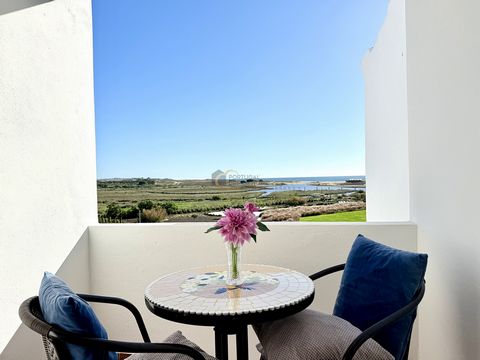 Appartement de 2 chambres à vendre à Armação de Pêra, avec un emplacement privilégié et une vue imprenable sur la mer ! Cette propriété offre : Deux chambres spacieuses et lumineuses, parfaites pour des moments de confort et de repos ; Salon avec bal...