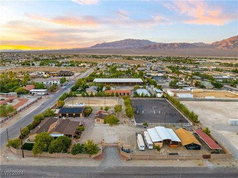 Aquí está: una fabulosa casa de un solo piso en poco más de 2 acres, con puerta automática privada, casa de huéspedes y abundante espacio de garaje, ¡traiga su RV también! La casa principal es de 2444 pies cuadrados con 3 habitaciones, 2 baños y un e...