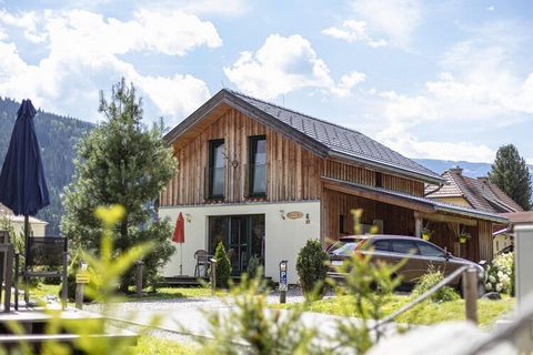 Experimente el confort y la relajación en este espacioso chalet de 100 m², perfectamente diseñado para alojar hasta 8 personas. El chalet se distribuye en dos plantas y dispone de cuatro dormitorios bien equipados, incluida una sala de paso parcialme...