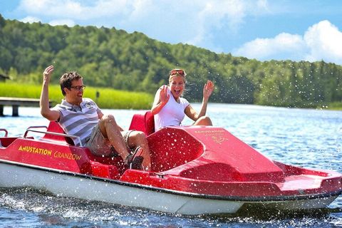 Kinderen welkom! Gezinsvriendelijk vakantiepark midden in het betoverende bos- en merenlandschap van het Mecklenburgse merengebied - direct aan het meer Granzower, halverwege Berlijn en de Oostzee. Het meer is via de Müritz-Havel-waterweg verbonden m...