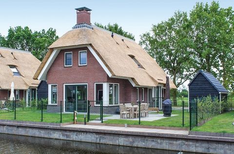 Estas hermosas villas con techo de paja en el Recreatiepark Idskenhuizen en Frisia están amuebladas de manera cómoda y moderna. Este alojamiento cuenta con una sala de estar muy espaciosa en la planta baja. La cocina abierta está equipada con todos l...