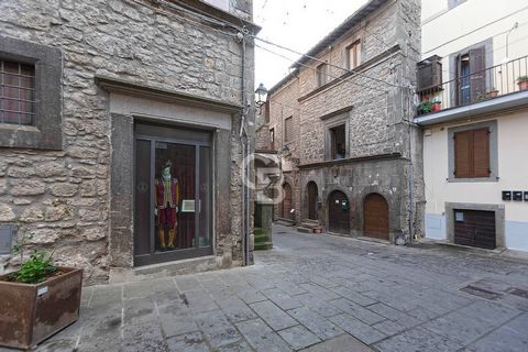 VITORCHIANO - PALAIS COLONNE A l'intérieur du village de Vitorchiano, nous proposons à la vente un appartement au deuxième étage de 55 m2 à rénover, dans un immeuble composé de deux unités résidentielles, la maison se compose d'un séjour, cuisine, 2 ...