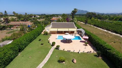 Description of object: This private, ground floor, 5-bedroom villa has everything your heart desires! The large plot (completely walled in) is a garden lover's dream. In addition, the beautiful (heated) swimming pool, outdoor kitchen and the great te...