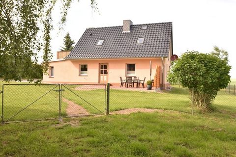 Dit rustige appartement met 1 slaapkamer ligt op de begane grond in Robertsdorf aan de Oostzee. Het heeft een zonnig terras met tuinmeubilair en een woon-slaapkamer met een houtkachel, waardoor het perfect is voor koppels. Je kunt naar Wismar gaan, o...