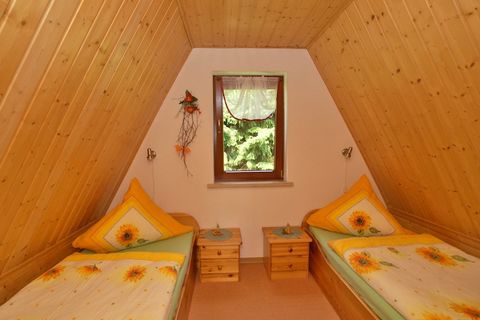 Das schöne und gemütlich ausgestattete Ferienhaus wurde im skandinavischen Stil als sogenannte Finnhütte errichtet. Es bietet Platz für 4 Personen. Im Erdgeschoss befindet sich ein großzügiger Wohn-/Kochbereich sowie die Dusche mit WC. Eine offene Tr...