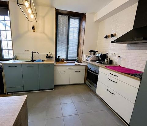 24 000 PERIGUEUX, in het hart van het stadscentrum van Périgueux, in een charmante residentie, ontdek dit karaktervolle appartement, onlangs met zorg en smaak gerenoveerd. De elegante inrichting en de doordachte indeling maken het tot een bijzonder a...