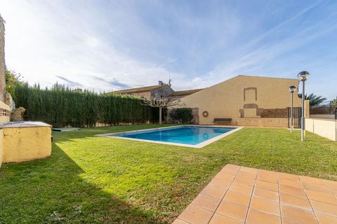 ¡Bienvenidos a esta encantadora casa adosada en el apacible y residencial pueblo de Torroella de Fluvià! Con cuatro acogedoras habitaciones, tres elegantes baños y una espaciosa sala de estar independiente, esta propiedad es el sueño hecho realidad p...