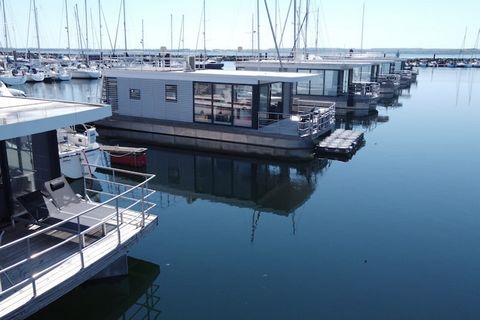 Disfrute de sus vacaciones en una casa flotante con toda la familia o relájese con buenos amigos, lejos del estrés y la vida cotidiana. Esta acogedora casa flotante (no se requiere licencia) es una casa de vacaciones flotante y tiene su amarre fijo y...