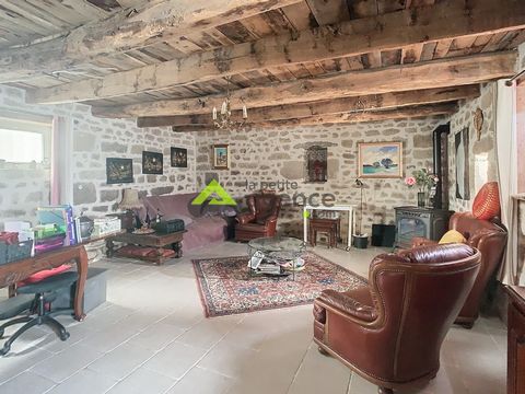 Votre Petite Agence Aubusson vous propose à la vente cet ancien Presbytère datant du 16ème siècle situé dans un charmant village à proximité immédiate d’Aubusson Capitale mondiale de la Tapisserie, Felletin berceau des maçons de la Creuse et à quelqu...