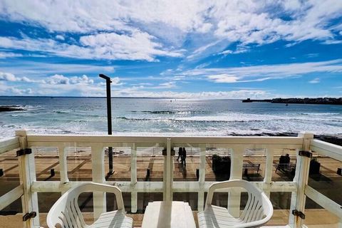 Diese prächtige 4-Zimmer-Wohnung von ca. 100 m² für 8 Personen mit Blick auf den großen Strand von Quiberon befindet sich im 1. Stock eines hübschen Hauses direkt am Meer am Boulevard Chanard. Es beinhaltet: - Ein Eingang mit Schränken, - Ein Wohn-/L...