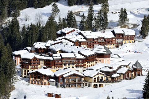 La propriété, outre son emplacement charmant à Valmorel, propose un appartement duplex spacieux et bien équipé, idéal pour les familles ou les groupes. L'appartement peut accueillir jusqu'à 7 personnes, avec un salon doté de deux canapés-lits simples...