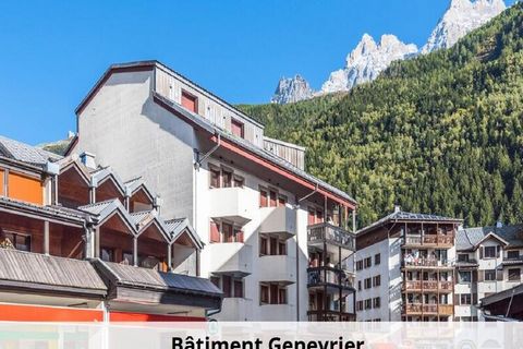 Dit gezellige appartement ligt in het hart van Chamonix en biedt een ideale uitvalsbasis voor uw vakantie in de bergen. De woonkamer is voorzien van twee slaapbanken (waarvan één met een onderschuifbed), een eettafel met vier stoelen en een flatscree...