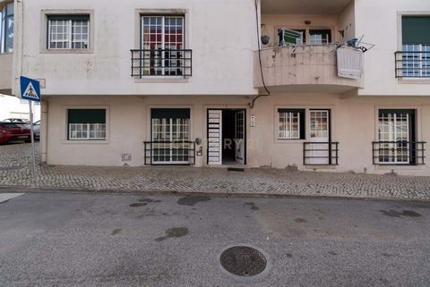 (PHOTO REPORT COMING SOON) Discover this cosy one-bedroom apartment, currently adapted to a one-bedroom plus one, located in Póvoa da Galega, Mafra ideal for those looking for a comfortable, safe home with excellent accessibility. With a gross area o...