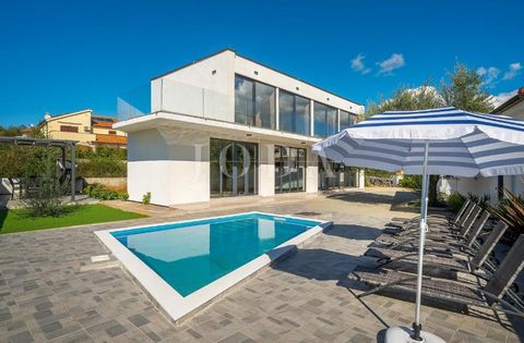 Location: Primorsko-goranska županija, Krk, Krk. Island of Krk, house near the town of Krk, detached modern house with swimming pool in a quiet location! A house of approximately 170 m2 is for sale on a plot of 521 m2. The house consists of a ground ...