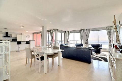Enjoy an exceptional stay in this 160 m² 3-star apartment offering a breathtaking panoramic sea view, ideally located facing the beach and just steps from Valras-Plage town center. Perfect for families or groups of friends, it accommodates up to 6 gu...