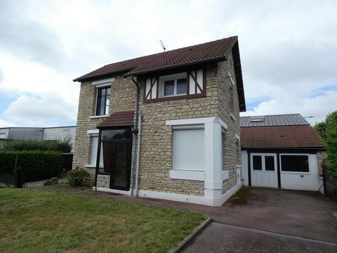 Maison en pierres près de quartier commerçant.