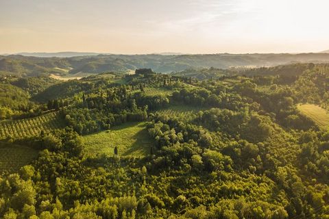 Cette ferme magnifiquement restaurée offre une escapade toscane exclusive, alliant élégance rustique et confort moderne. Répartie sur deux étages, la villa dispose de cinq chambres raffinées, chacune avec salle de bain attenante, offrant intimité et ...