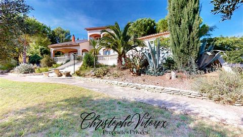 Située sur les hauteurs de Carcassonne, Christophe VITOUX vous propose cette superbe villa de 220 m² habitables allie confort, prestations de qualité et cadre de vie exceptionnel. Édifiée en 1998 sur une parcelle paysagée de 2 640 m², elle offre un e...
