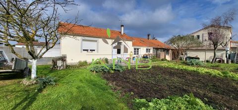 Idéal investissement locatif, cette propriété aux portes de l'île d'Oléron, vous propose diverses possibilités. Elle comprend 2 logements : - une maison avec pièce de vie, cuisine, salle d'eau, 2 chambres et garage, jardin - un studio (actuellement l...