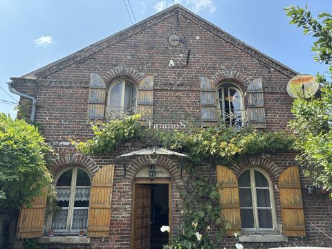 Située dans un secteur recherché, cette maison de ville offre un beau potentiel pour les amateurs de travaux et de rénovation. Au rez-de-chaussée, une entrée dessert une cuisine avec cheminée ainsi qu’un séjour. À l’étage, vous trouverez deux chambre...