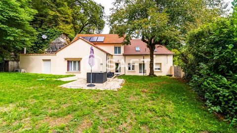 Coup de cœur assuré pour cette jolie maison familiale entièrement rénovée avec goût, sur un écrin de verdure de plus de 1350 m².