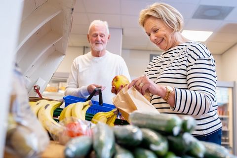 Deze ruime, gerenoveerde villa ligt aan de rustige rand van Marinapark Volendam en biedt comfort en klassieke Hollandse charme. Verdeeld over drie verdiepingen beschikt de villa over vier slaapkamers en twee moderne badkamers, waardoor deze ideaal is...