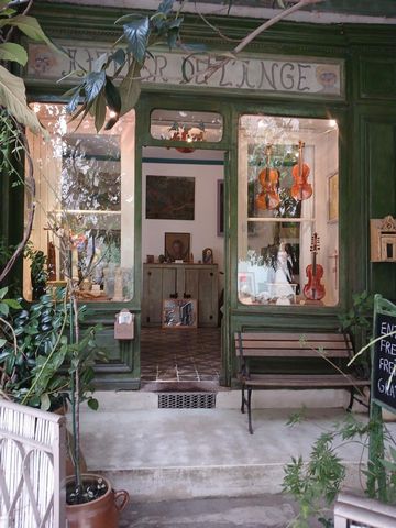 Maison d’artiste avec galerie, ateliers, cour et jardin en bord de rivière – Au cœur d’un des plus beaux villages de France