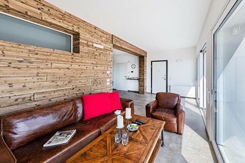 In a newly built two-family villa with shared swimming pool surrounded by greenery (olive and fruit trees) and a Jacuzzi (with 6 places) on the highest point of the property overlooking the lake, in the green hills of the Valtenesi in an oasis of pea...