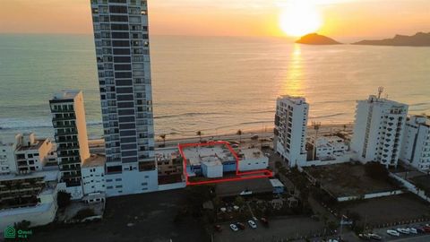 Ne manquez pas cette excellente opportunité avec un terrain de 1 700 m² en bord de mer situé sur le célèbre Malecón de Mazatlán ! Cette propriété exceptionnelle dispose de 30 mètres de façade sur l’Avenida del Mar, avec un accès latéral à la rue et u...