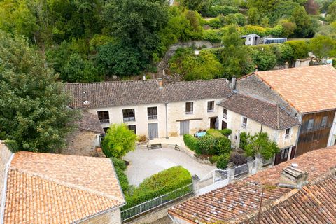 Superbe Maison Charentaise de 5 Chambres avec Annexe Indépendante dans un Village de Caractère