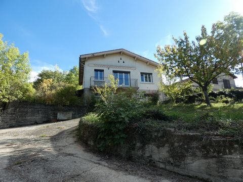 Maison T4 d'environ 90m² à rénover avec garage en rez de chaussée de 90m² sur une parcelle de 1483m²