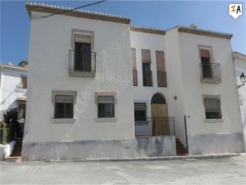 This well presented 4 bedroom, 2 bathroom impressive 194m2 built Townhouse is situated on the edge of the beautiful village of Moclin only a 35 minute drive from Granada in inland Andalucia. Located on a quiet wide street with parking right outside t...