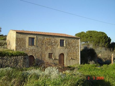 Country house situated in a quiet area with a splendid view over the valley where is the famous Villa Romana del Casale, in the countryside nearby the little town of Piazza Armerina. Country house situated in a quiet area with a splendid view over th...