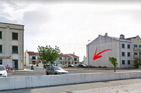 Property ID: ZMPT544579 Urban land in Vila Nova da Barquinha with 338 m2, on the edge of the N3, two minutes from the Intermarché de Vila Nova da Barquinha, close to schools, restaurants, other services and 6 minutes from the center of Entroncamento....