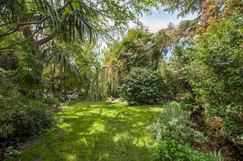 Mansion surrounded by a leafy and well-kept botanical garden, which gives maximum privacy and located in the residential area of Madrid-Majadahonda, just 5 minutes from Moncloa-University. The exterior of the house is paved with yellow Travertine Mar...