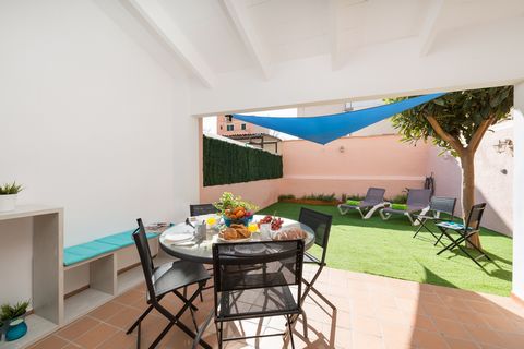 Wonderful house for 6 people in es Portitxol, with a beautiful private terrace and the beach only 280 meters away. This fantastic house boasts such a wonderful, joyful, and well-cared terrace that it becomes the perfect place to enjoy unforgettable m...