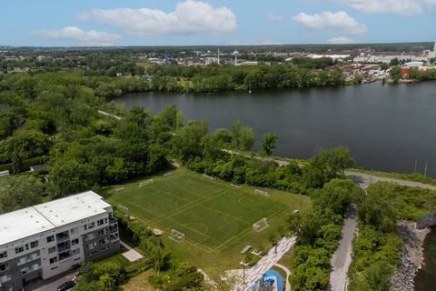 Magnificent land located in Montérégie in Ville Sainte-Catherine, warmly named '' La Ville au bord de l'eau '', less than 20 minutes from Montreal, ideal place for developers and investors! All amenities are within walking distance! Several innovativ...
