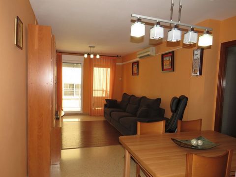 Well located flat close to the municipal market, supermarket, bars, restaurants, library, music society, banks, etc. It is distributed in independent kitchen with gallery, dining-living room, 3 bedrooms, bathroom, toilet and balcony. It has natural g...