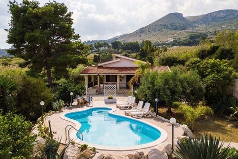 Esta encantadora casa de vacaciones está situada en Castellammare del Golfo, Sicilia. Hay 5 habitaciones que pueden alojar a 9 personas. Es perfecto para unas vacaciones con su familia o con un grupo de amigos. La villa tiene una piscina privada dond...