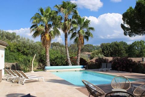Surrounded by rural greenery and along a quiet road between Lorgues and Saint-Antonin-du-Var, the beautiful Villa des Trois Palmiers is located on a 1700 m² estate with a jeu de boules court and palm trees. Once through the electric entrance gate, th...