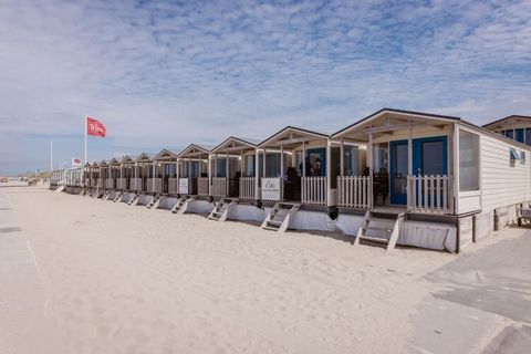 Deze fijne beach houses zijn schitterend gelegen aan zee, op het mooie Noordzeestrand van Wijk aan Zee. U heeft hier alle voordelen die het strand te bieden heeft met als hoogtepunt, het fantastische uitzicht! Een zeer gewilde omgeving met een ruim e...