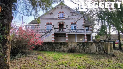 A19280VIR24 - Geweldige villa in het hart van het dorp Razac, 10 minuten ten westen van Perigueux. Dit charmante huis biedt veel potentieel, met prachtige hoge plafonds, een open haard en ruime kamers... Licht huis met 3 slaapkamers (2 op de begane g...