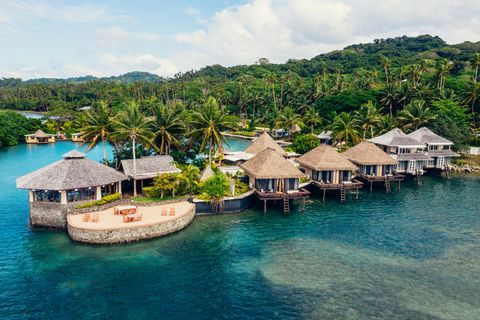- Resort primé avec 56 bungalows et villas (Resort 4,5 étoiles) offert avec Vacant Possession - Plus (150 acres) 60 hectares de terres en pleine propriété - une rareté aux Fidji - Superbe emplacement au bord de l’eau face à la mer de Koro avec le tou...
