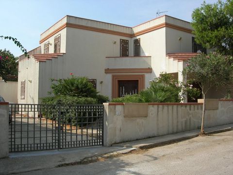 Buytorent offers in the ancient and renowned village of Torretta Granitola a large villa of 220 square meters spread over a plot of land of 365 square meters. The Villa is on two levels: - on the ground floor there is a spacious living room, an indep...