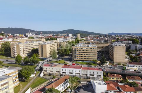 Identificação do imóvel: ZMPT557764 House T4+1 in S. Vicente, Braga! Inserted close to several shops and services, public garden, playground, great sun exposure and easy access. This house comprises: - Large entrance hall; - Equipped and furnished ki...