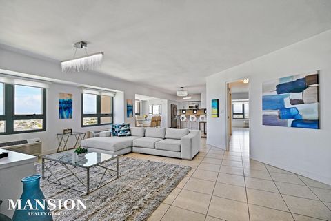 Live in one of the most complete buildings in Condado. Exquisite architecture, concierge, full power generator, 24 hr. security, great resort-style amenities including pool/jacuzzi right in the middle of the vibrant Condado lifestyle. This amazing Su...